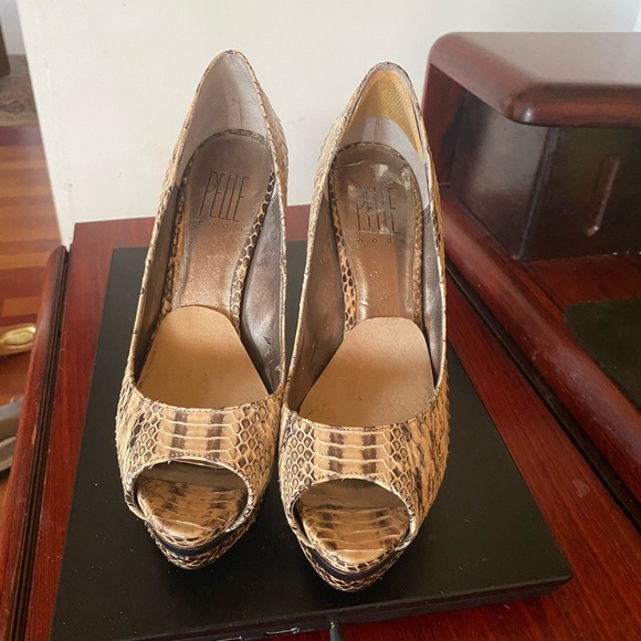 Pelle moda peep toe python leather. 5” heels 1” platform. - Picture 2 of 5